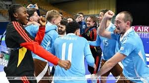 在今日惨败都灵并跌落榜末之后，维罗纳足球俱乐部似乎倾向于继续由保罗·扎内蒂执掌帅印。球队可能采取封闭集训以全力备战周三与那不勒斯的对决。 来源：著名记者斯基拉