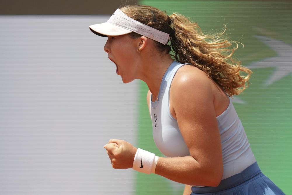 而他在场时 而他在场时